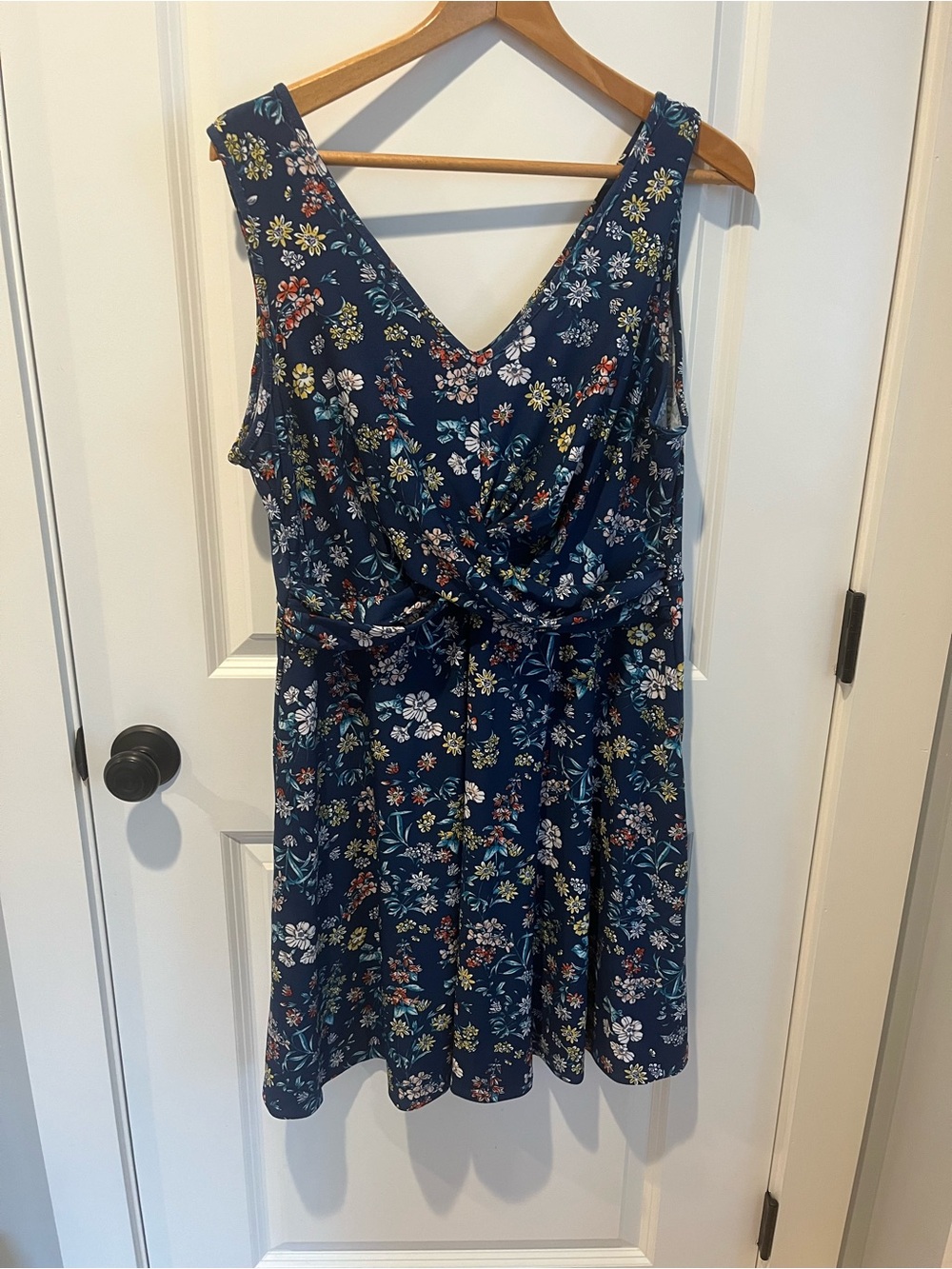 Women’s Navy Floral V-Neck Sleeveless Dress